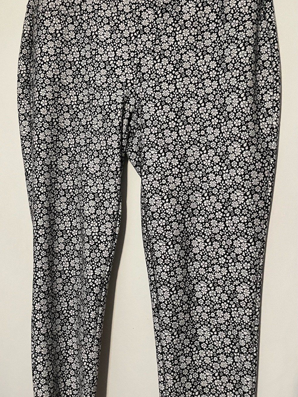 Women’s Black & White Floral straight leg pants